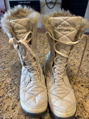 Columbia Women's Light Beige Quilted Lace-Up Winter Boots with Faux Fur